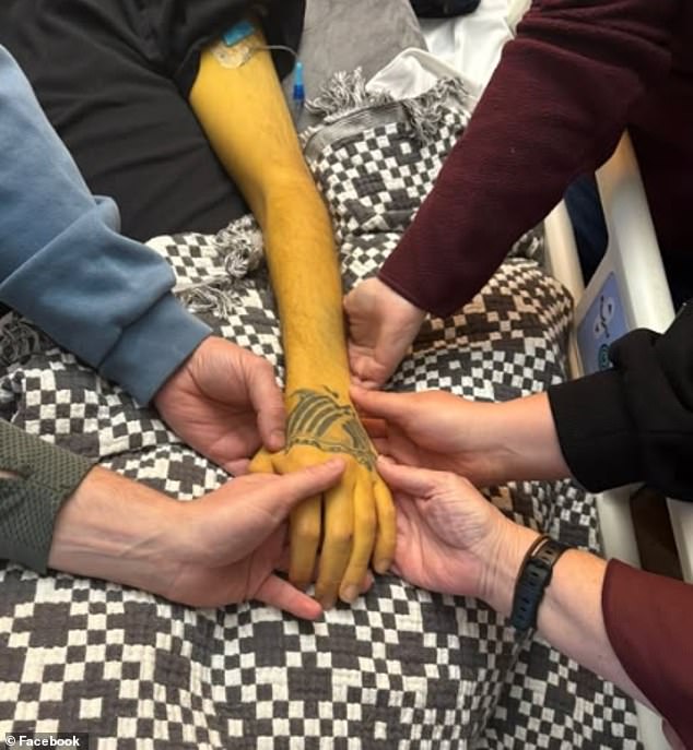 وشهد إعلان فيسبوك صورة للعائلة وهي تمسك بيد دين