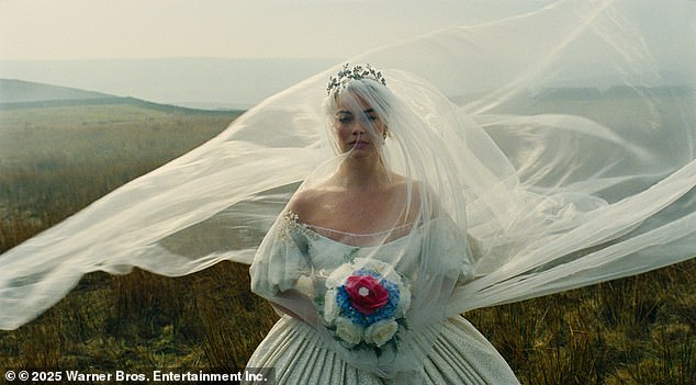 من الواضح أن روبي البالغة من العمر 35 عامًا ناضجة جدًا بحيث لا يمكنها لعب دور بطلة برونتي المراهقة المعقدة. في ذلك الوقت، كان من الممكن أن تتوقع امرأة في مثل عمرها أن تصبح جدة