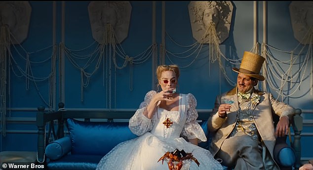 هناك زخارف في الأزياء والتصميمات التي تبدو وكأنها مستوحاة، إن لم تكن مستوحاة بشكل مباشر، من الدراما التاريخية اللذيذة ليورجوس لانثيموس The Favourite.