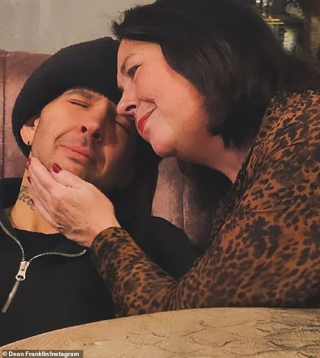 وفي خضم معركته، شارك تحية لوالدته ماري، مع صورة للزوجين وهما يبكيان جنبًا إلى جنب مع تعليق يقول: 