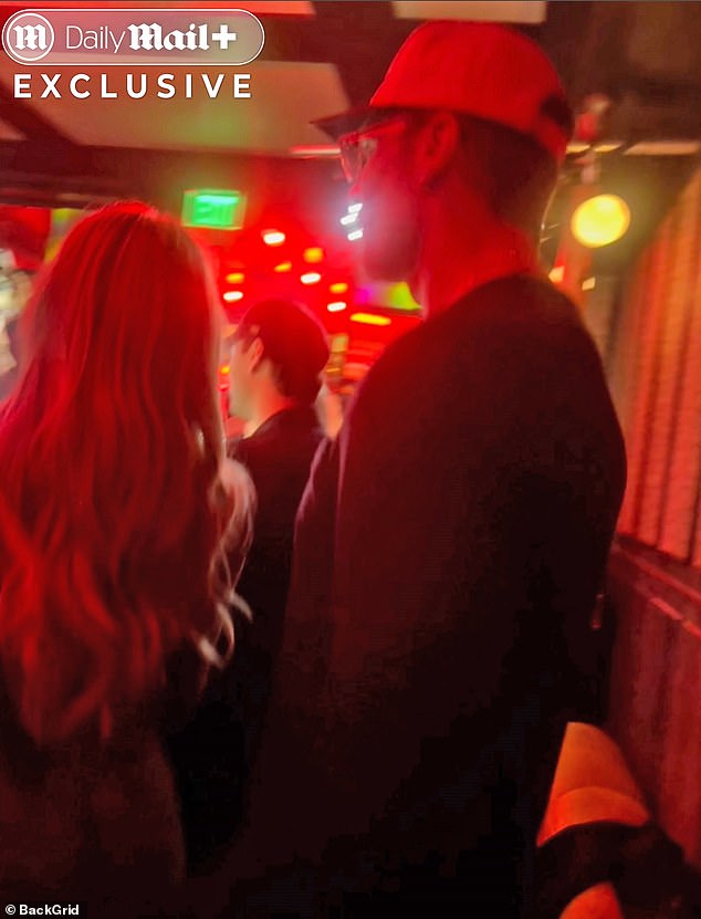 وشوهد برادي، البالغ من العمر 48 عامًا، وهو يتدرب مع إيرل، البالغ من العمر 25 عامًا، على حلبة الرقص.