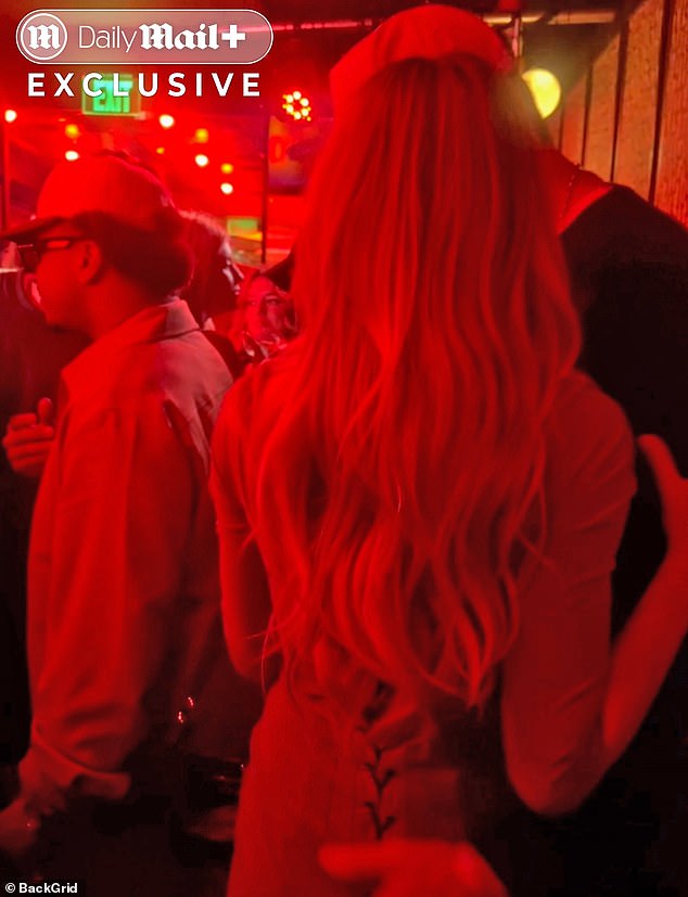 وضع NFL GOAT يده على مؤخرة إيرل بينما كانت تضع يدها على العضلة ذات الرأسين