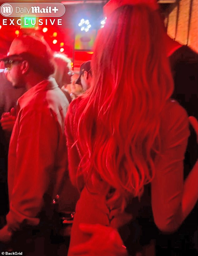 شوهد إيرل وهو يعانق برادي على حلبة الرقص