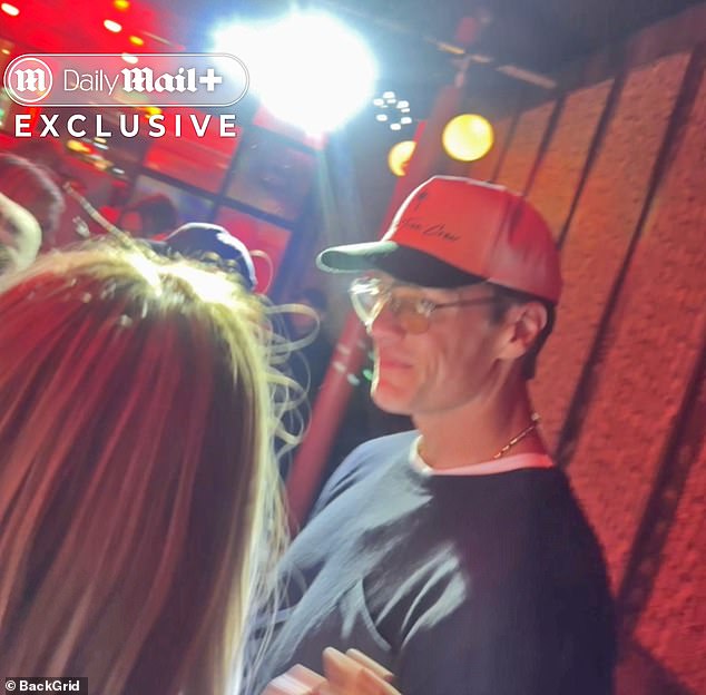 أطلق برادي على إيرل ابتسامة دافئة بينما كانا يرقصان معًا