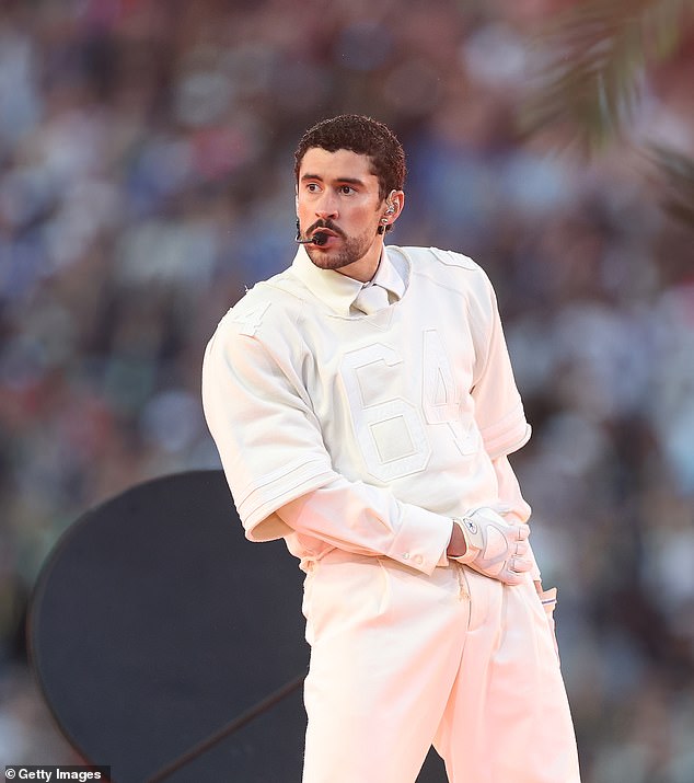 صنع Bad Bunny التاريخ في عرض نهاية الشوط الأول لـ Super Bowl LX من خلال أداء العرض الأول على الإطلاق باللغة الإسبانية