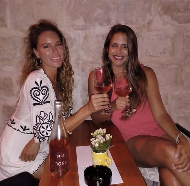 يقول جاسوس مجتمعنا إن كارمن (على اليسار) كانت تخبر أصدقاءها أنها وجيمس معًا بالفعل