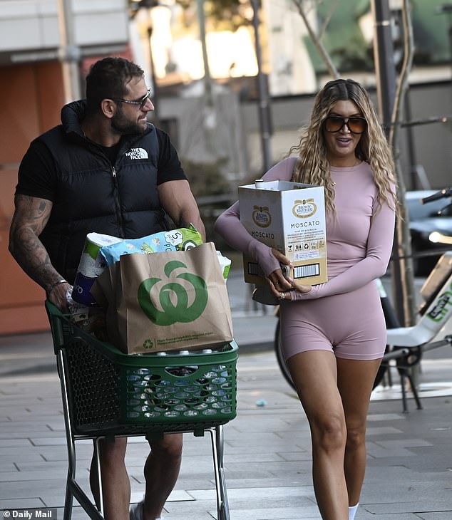 كان الزوجان بمثابة صورة للنعيم المنزلي عندما ذهبا للتسوق في متجر Woolies المحلي بعد الانتقال إلى شقتهما معًا