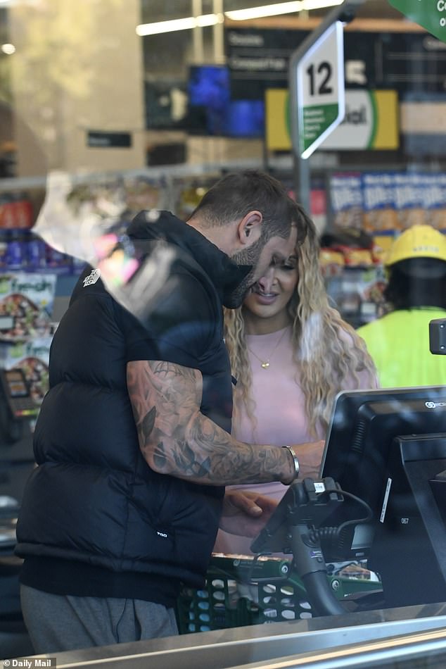 كان الثنائي يجلسان عند ماكينة تسجيل المدفوعات النقدية أثناء قيامهما بدفع ثمن التسوق