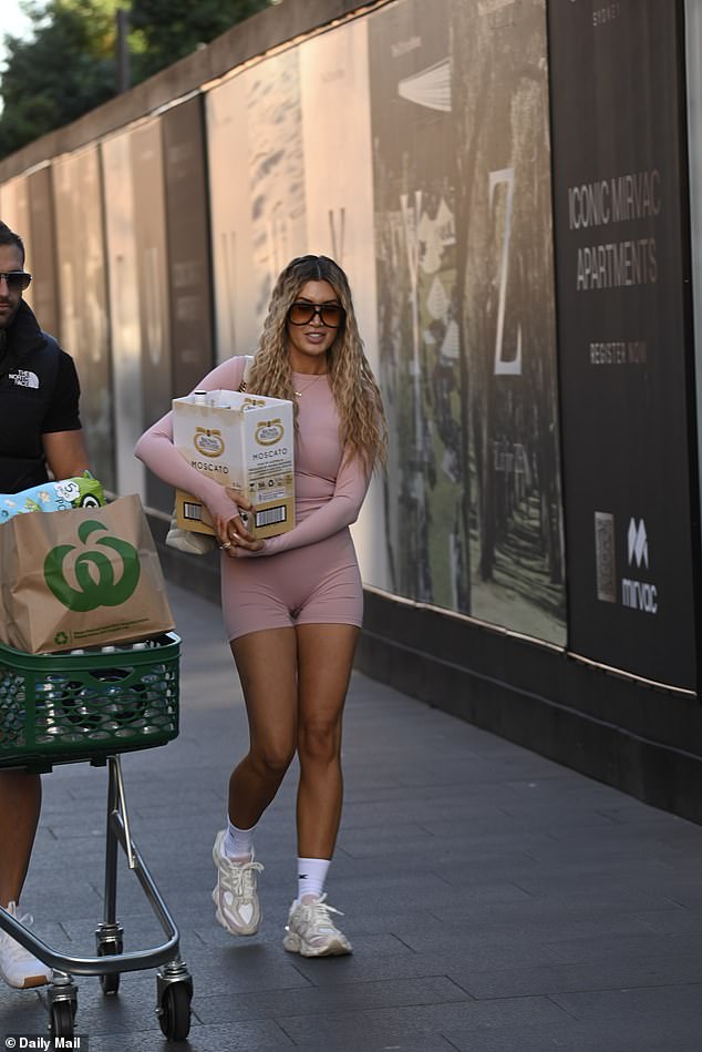 أظهرت جيا قوامها الرياضي بملابس رياضية ضيقة، وارتدت بنطالًا صغيرًا باللون البنفسجي لركوب الدراجات وقميصًا ملتفًا مطابقًا لها