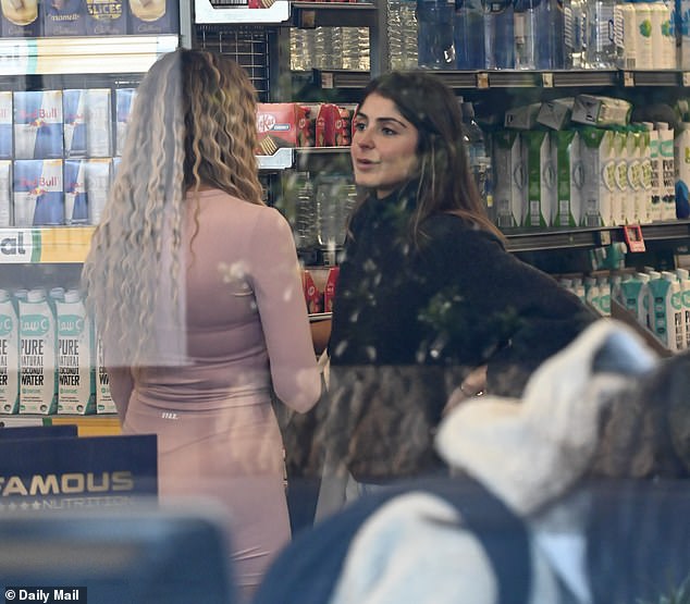 التقت الشقراء مفلس مع زميلتها العروس ميل في الممرات