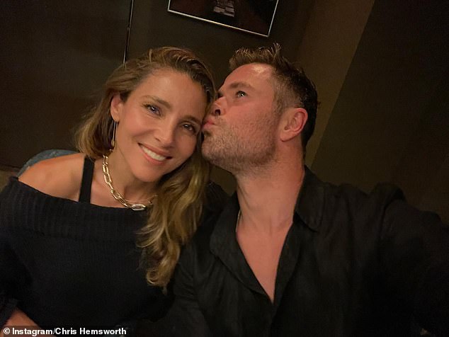 واستمر النجم في الانزعاج من الطريقة التي تقدم بها بالفعل لخطبة إلسا على الرغم من علمها بقدومه، وكشف أنه أخفى الخاتم داخل علبة من الشوكولاتة.