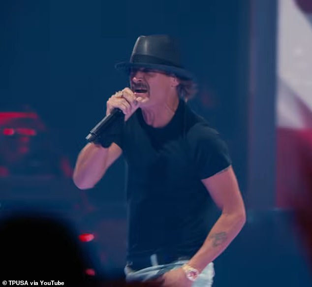 شوهد كيد روك، 55 عامًا، وهو يؤدي يوم الأحد في عرض منافس بين الشوطين