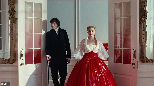 أحدث ممثل لها هو جاكوب إلوردي (يسار) في النسخة المنقحة لإميرالد فينيل من رواية إميلي برونتي الكلاسيكية مرتفعات ويذرينج (في الصورة)