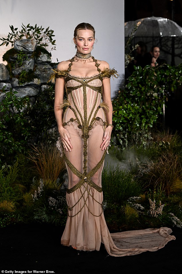 يأتي ذلك بعد أن كشفت مارجوت أنه في وقت مبكر من حياتها المهنية، أهداها ممثل لم تذكر اسمه كتابًا اعتقدت أنه يطلب منها بشكل أساسي 