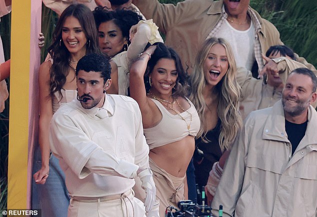 قام Bad Bunny بأداء جنبًا إلى جنب مع Jessica Alba و Alix Earle و David Grutman