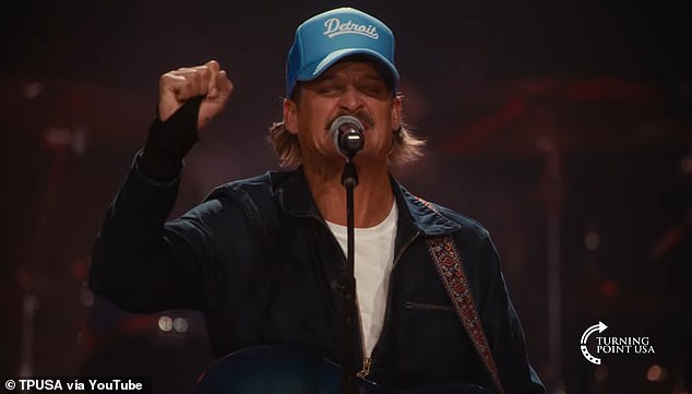 وقال روك أيضًا إن المعجبين ربما كانوا في حيرة من أمرهم لأن منسق الأغاني الخاص به يغني بعض خطوطه على باويت دابا، لكنه خطط لتسجيل مقطع فيديو للاثنين وهما يؤديان الأغنية يوم الاثنين لإصداره يوم الثلاثاء لتوضيح المشكلة.