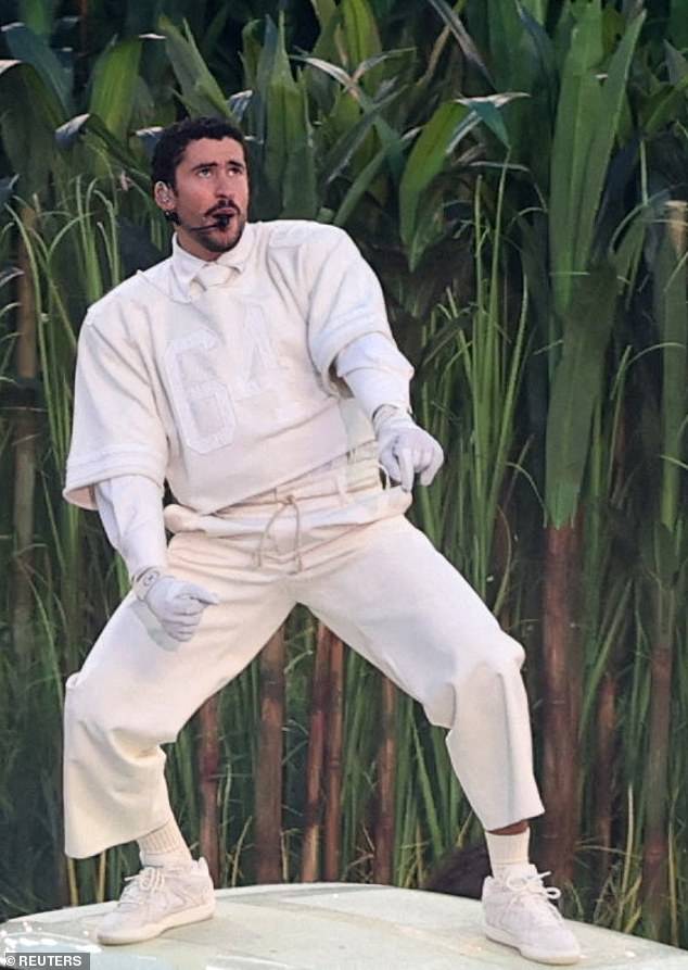 خلال مقابلة مع لورا إنجراهام من Fox News، انتقد روك أيضًا عنوان نهاية الشوط الأول الرسمي لـ Super Bowl Bad Bunny لعرضه، الذي ورد أنه شاهده 135 مليون مشاهد، مقارنة بحوالي ستة ملايين شاهدوا عرض نهاية الشوط الأول لـ TPUSA؛ تم تصوير Bad Bunny يوم الأحد في Super Bowl في سانتا كلارا، كاليفورنيا.