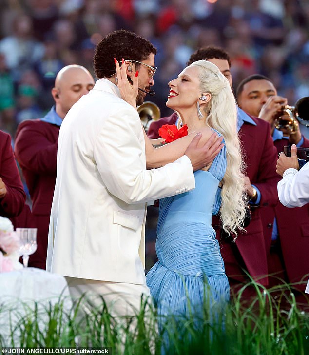 جلب النجم البورتوريكي باد بادي (اسمه الحقيقي بينيتو مارتينيز أوكاسيو) جذوره اللاتينية إلى الملعب بأغانيه الناجحة بما في ذلك NUEVAYoL وDtMF وEoO، بينما ظهرت ليدي غاغا أيضًا.