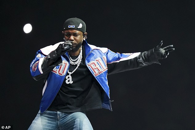 إنه يحطم الرقم القياسي الذي سجله مغني الراب كندريك لامار العام الماضي والذي بلغ عدد مشاهدي عرضه بين الشوطين 133.5 مليون مشاهد.