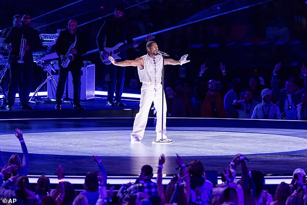 وبالمقارنة، حصل أداء آشر في عام 2024 على 129.3 مليون مشاهدة، وحصلت ريهانا في عام 2023 على 121 مليون مشاهدة.