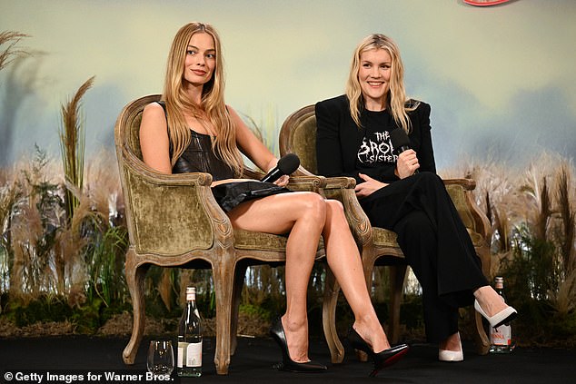 قبل صدوره يوم الجمعة، قوبل الفيلم الذي طال انتظاره، من إخراج مارجوت روبي وجاكوب إلوردي، بعدد كبير من التقييمات بنجمة أو نجمتين (تم تصوير مارجوت مع المخرج إميرالد الأسبوع الماضي).