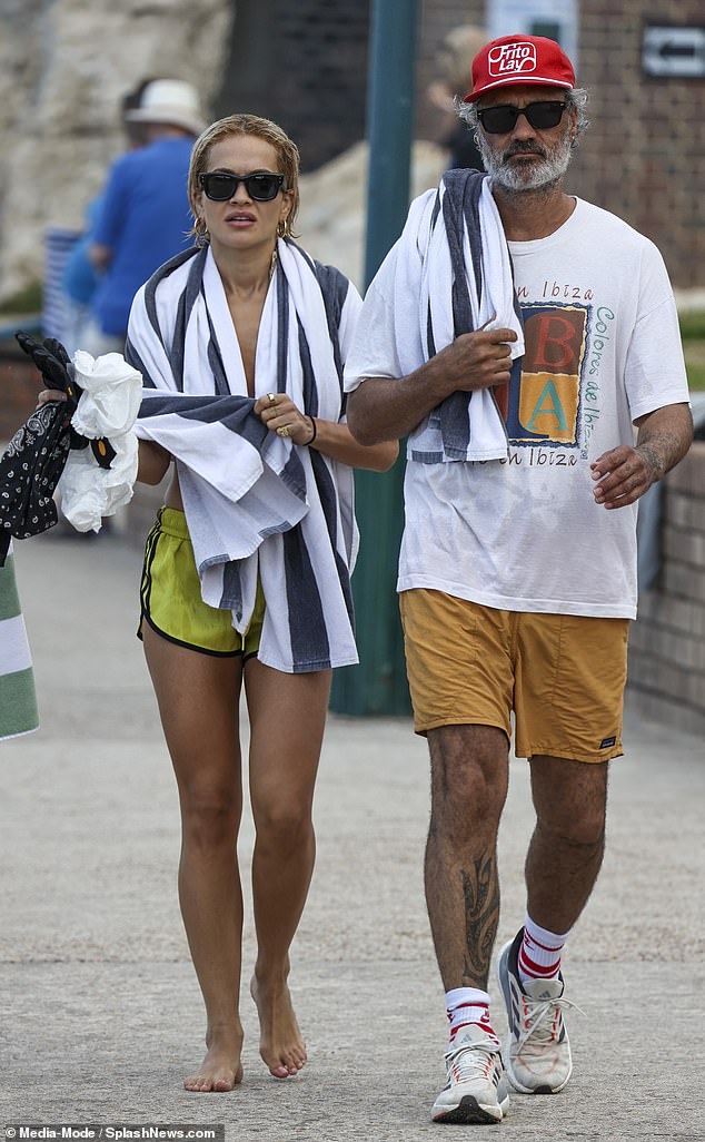 عندما أزالت ريتا بانداناها، ظهر شعرها الأشقر القصير