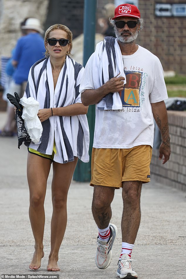 قامت بتبادل المناشف مع تايكا - حيث شوهدت وهي تتستر برقم مخطط