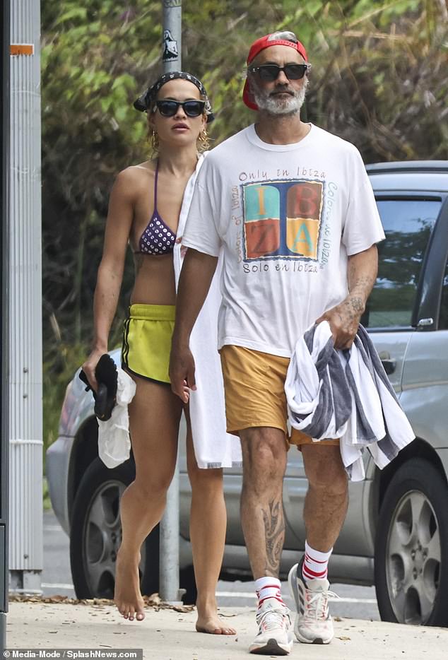 كانت صانعة الأغاني الناجحة Hot Right Now، البالغة من العمر 35 عامًا، تستعرض عضلات بطنها المثيرة للحسد بينما ذهبت حافية القدمين لتصل إلى الشواطئ مع المخرجة النيوزيلندية المولد، 50 عامًا.