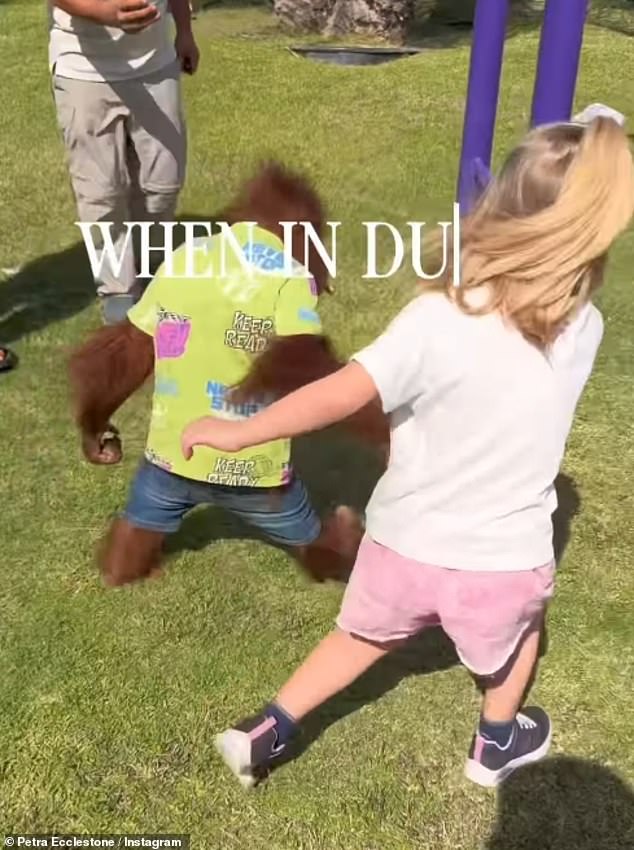 شاركت النجمة الاجتماعية، البالغة من العمر 37 عامًا، مقطع فيديو لها ولأطفالها وهم يستمتعون بزيارة إلى Animalia في الإمارات العربية المتحدة حيث شوهدت ابنتها مع إنسان الغاب يرتدي الملابس