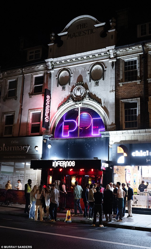 أوضحت مارجوت كيف أخبرها زملاؤها في الغرفة عن Infernos أثناء عملها في بلجيكا وكيف 