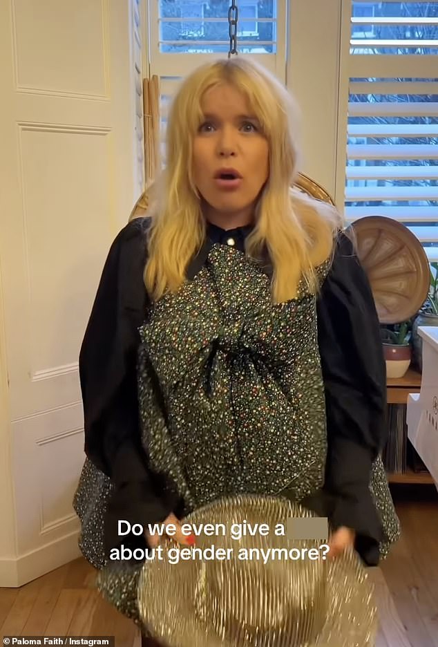 ثم أطلقت النجمة بشكل درامي البالونات، التي سرعان ما فرغت من الهواء عندما طفت للأعلى، قبل أن تصدر حكمها بشأن الكشف عن الجنس.