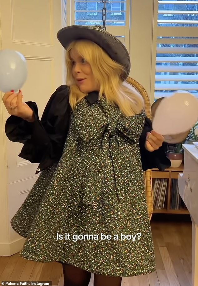 أثناء تقديم عرض مسرحي للكاميرا، حملت البالونات وتساءلت: 