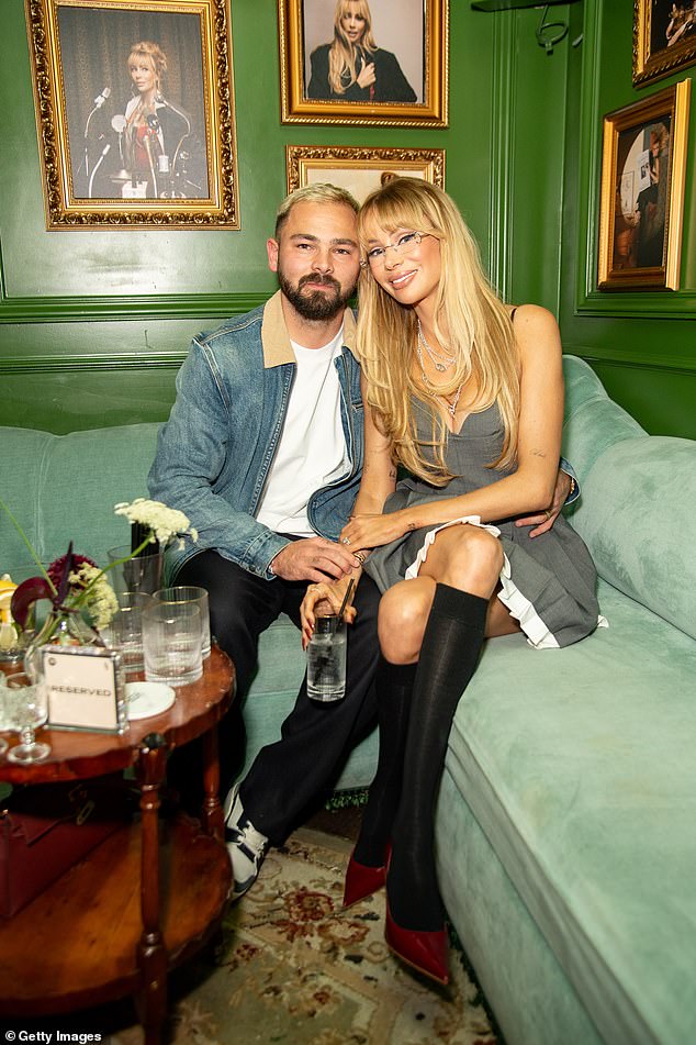 وأكدت أوليفيا أنها انفصلت عن برادلي في بيان عاطفي هذا الشهر، مع تقارير تزعم أن زواجهما انتهى بعد أن 