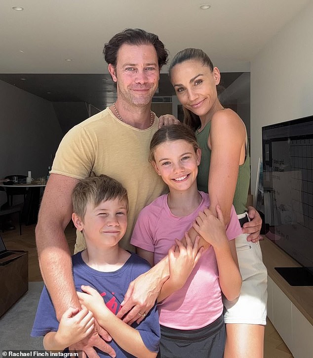 يأتي ذلك بعد أن كشفت راشيل، الشهر الماضي، أنها انتقلت من سيدني إلى جولد كوست لرعاية والدتها المريضة. راشيل ومايكل في الصورة مع طفليهما فيوليت، 12 عامًا، ودومينيك، 8 أعوام