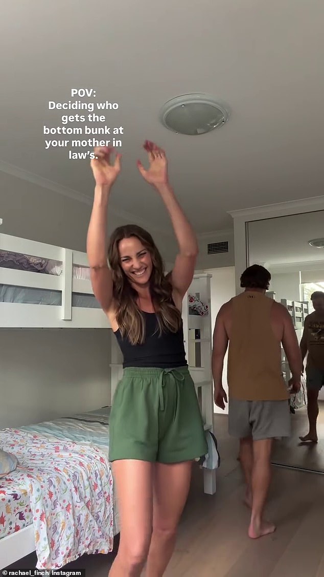 من الواضح أن راشيل كانت سعيدة بفوزها، وألقت يديها منتصرة في الهواء بينما كان مايكل يبتعد مهزومًا.