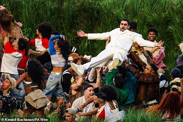 أشاد عرض نهاية الشوط الأول ببورتوريكو موطن Bad Bunny وظهر مشاهير بارزين بما في ذلك Cardi B و Pedro Pascal