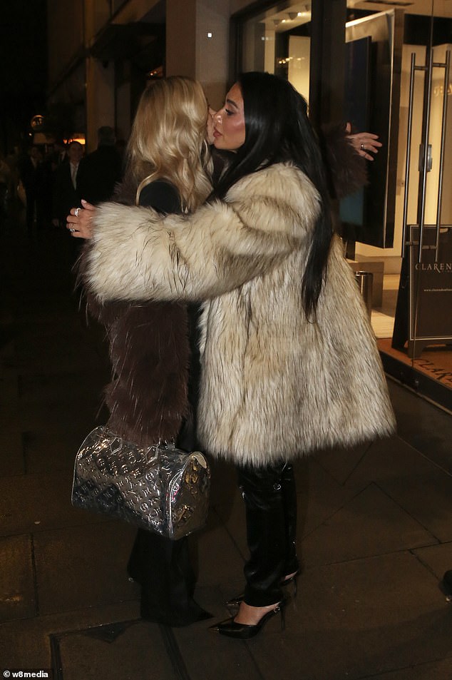 تم رصدها وهي تودع نيكول عناقًا لطيفًا أثناء افتراقهما بعد قضاء ليلة ممتعة في الخارج