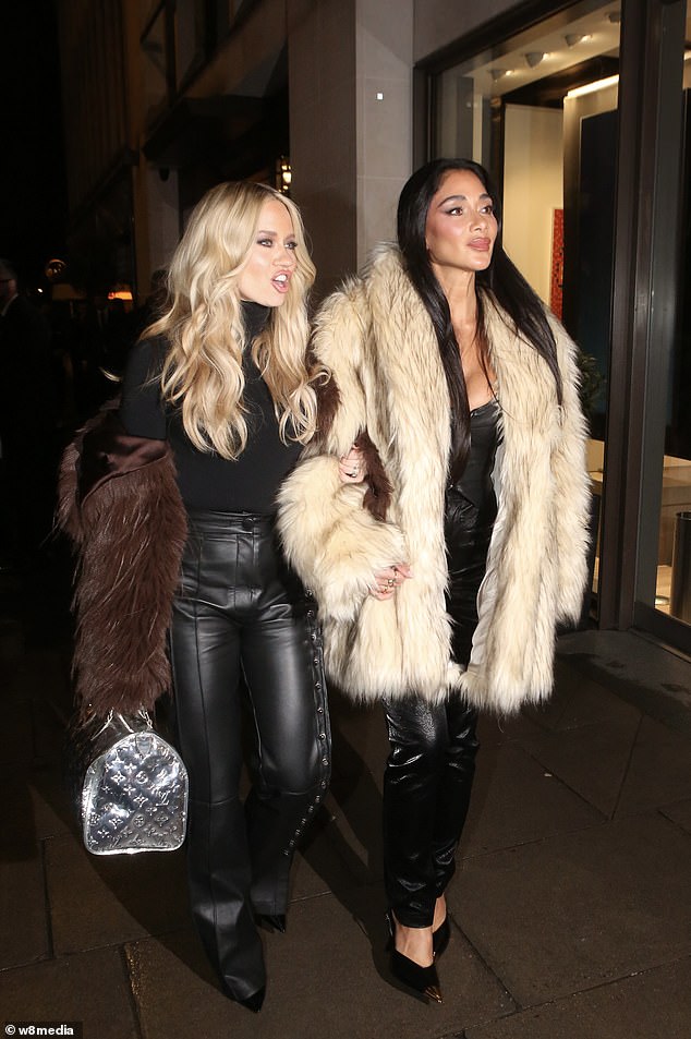 ولم يكن بعيدًا عنهما زميلتا الفرقة السابقتان نيكول وكيمبرلي، اللتان سارتا جنبًا إلى جنب أثناء مغادرتهما المكان.