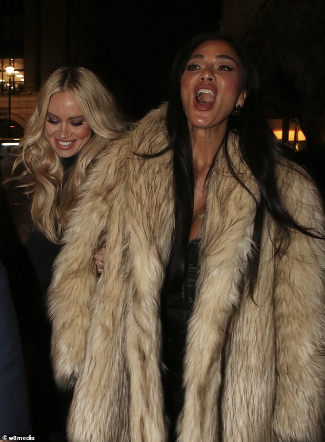 يمكن رؤية النجم وهو يتجول مع كيمبرلي أثناء تبختره في الشارع