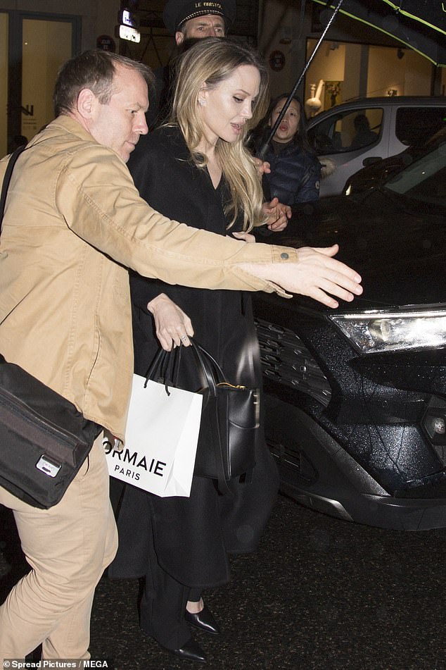 وبدت الفائزة بجائزة الأوسكار أنيقة بإطلالة سوداء بالكامل عندما شوهدت لدى وصولها إلى الفندق الذي تقيم فيه. ارتدت الممثلة معطفًا طويلًا وسروالًا أسود مطابقًا لها