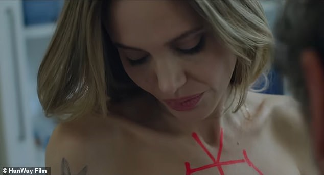 في فيلمها الجديد كوتور، من إخراج أليس وينوكور، تلعب جولي دور ماكسين ووكر، وهي امرأة تنقلب حياتها رأسًا على عقب عندما يتم تشخيص إصابتها بسرطان الثدي. جولي ينظر في لا يزال