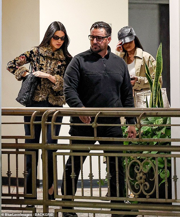 تناولت الأخوات المشهورات العشاء في سوشي بارك في غرب هوليود