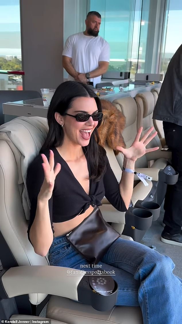 يأتي موعد عشاء الأخوات في لوس أنجلوس بعد يومين فقط من مغامرة كيندال بالذهاب إلى سان فرانسيسكو لمشاهدة Super Bowl LX مع نخبة هوليوود الأخرى في ملعب ليفايس.