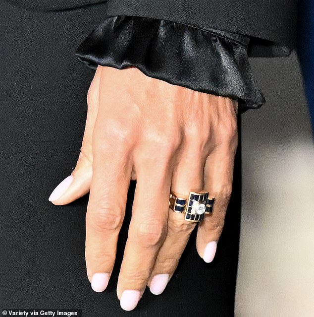 وكانت الممثلة البالغة من العمر 59 عامًا، هي صورة سحر هوليوود الدائم، حيث أثارت عاصفة في العرض الأول لفيلمها الجديد Crime101 في لوس أنجلوس.