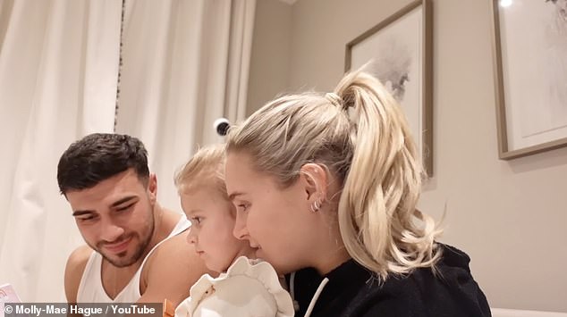 وقالت للمشاهدين: 