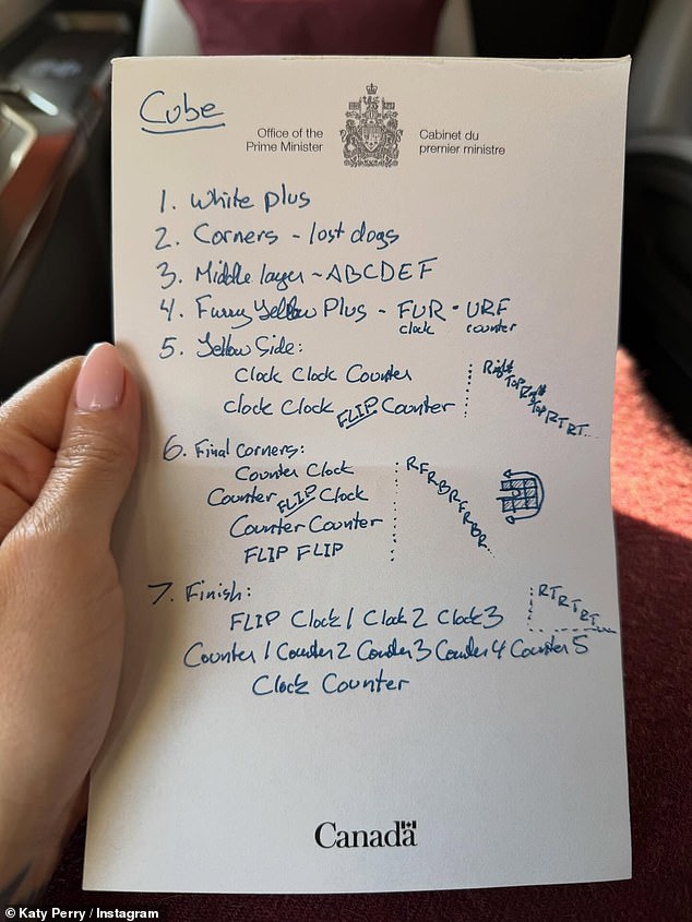 شاركت كاتي إيماءة أخرى لجوستين عندما نشرت صورة لقطعة من الورق محفور عليها عبارة 