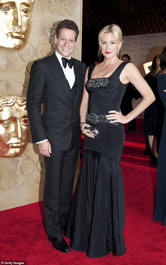 صورة جروفود مع زوجته السابقة أليس إيفانز، التي حصلت على حضانة الأطفال بنسبة 100 في المائة