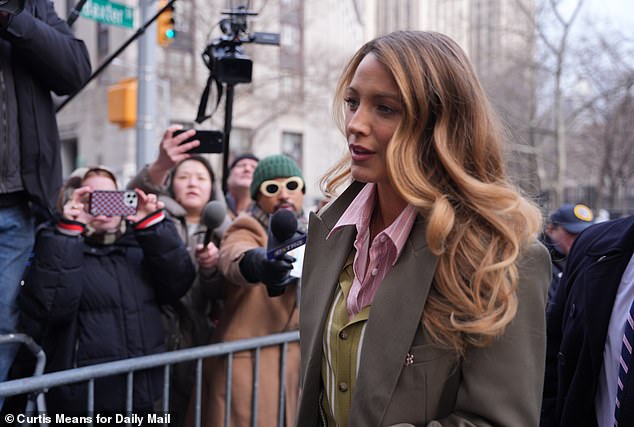 وهي تطالب بمبلغ 161 مليون دولار كتعويض عن الخسائر الشخصية والمالية الناجمة عن حملة الانتقام والتشهير المزعومة ضدها