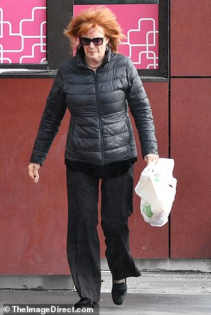 وارتدت الممثلة بنطالاً أسود اللون، وارتدت سترة منتفخة سوداء لتبقى دافئة في الطقس البارد