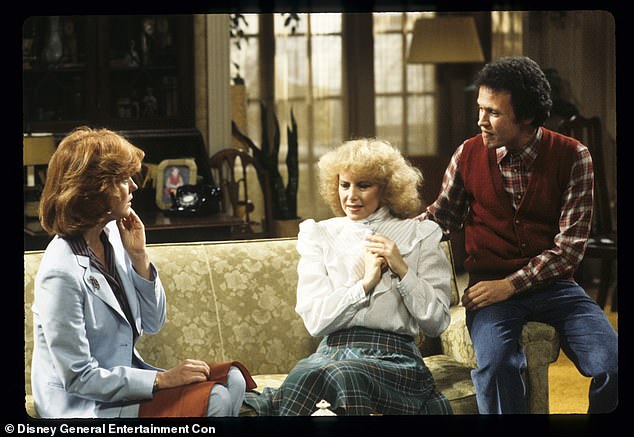 من عام 1980 حتى عام 1981، لعبت الممثلة دور ماجي تشاندلر في مسلسل Soap؛ شوهد في أقصى اليسار مع كاثرين ديمون وبيلي كريستال في عام 1981